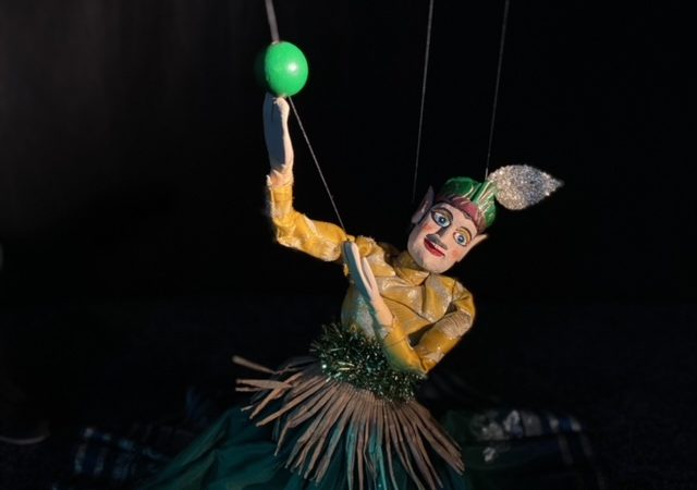 Marionnette à fils du Lutin dans spectacle Symbolio et l'esprit de Noël