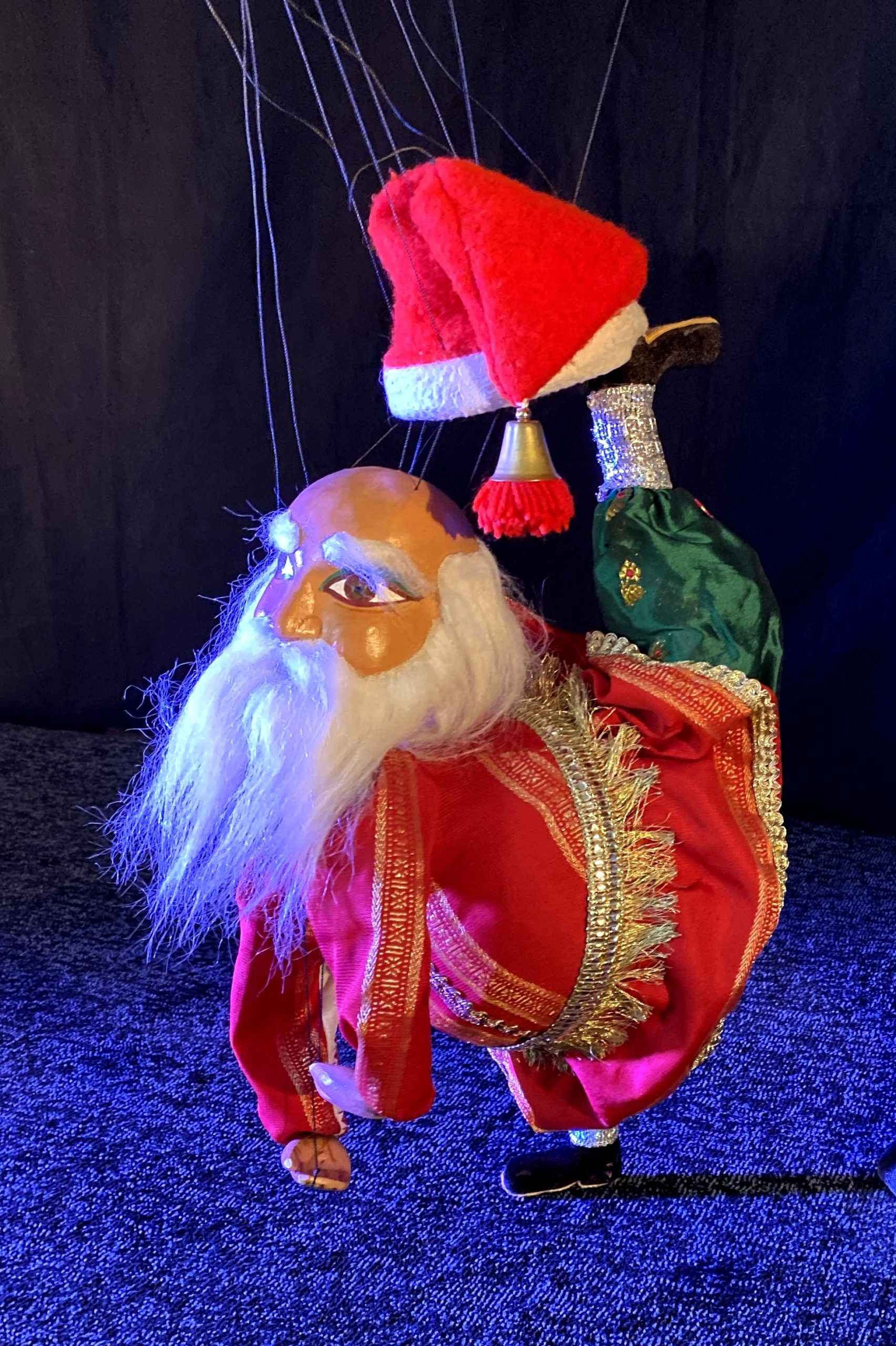 Marionnette à fils du père Noël dans spectacle Symbolio et l'esprit de Noël
